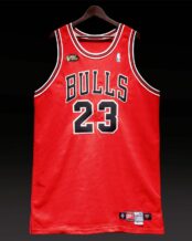 Un maillot de la dernière saison de Michael Jordan proposé aux enchères 